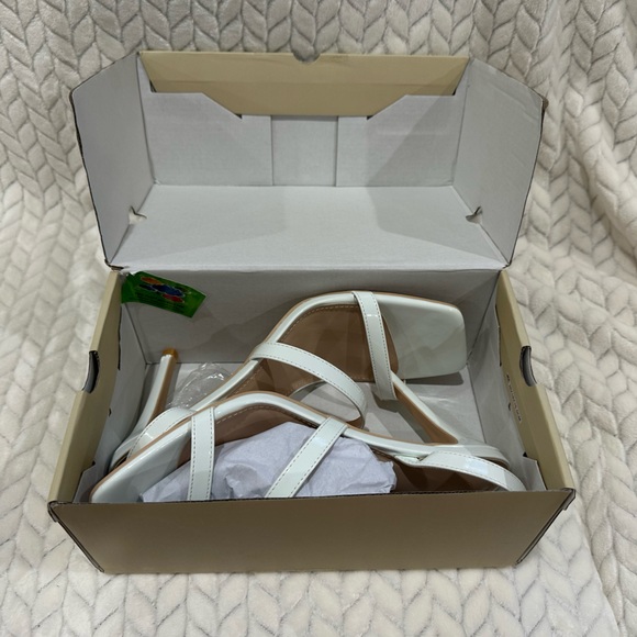 White patient heels - Picture 6 of 7